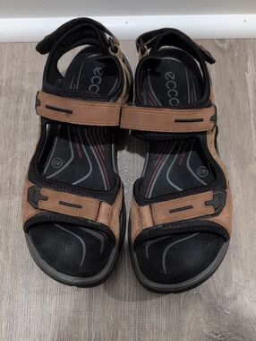 Ecco 40 Tan and Black Adjustable Sandals